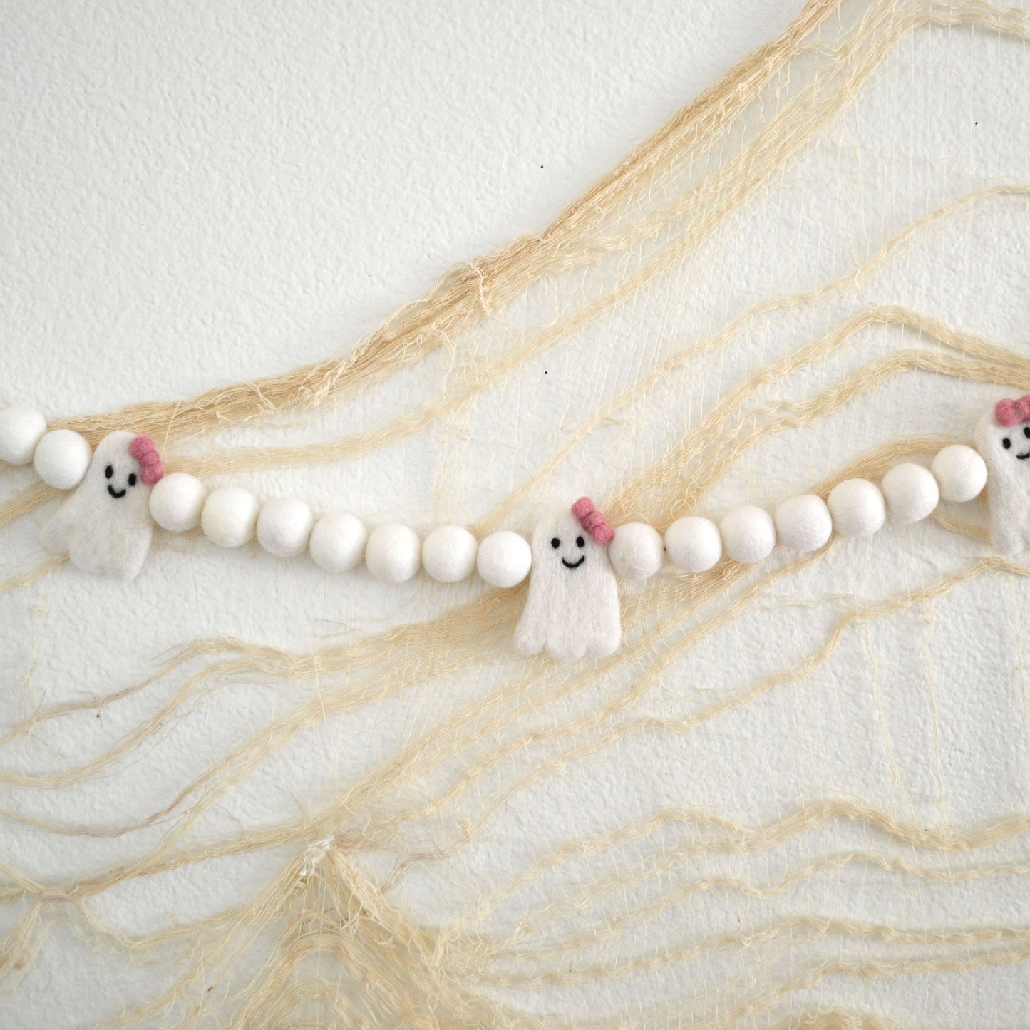 Ghost Halloween Garland - Ghost Felt Ball Garland, Halloween Felt Garland, Halloween Decor, Halloween Garland, Felt Ghost, Ghost with Bow