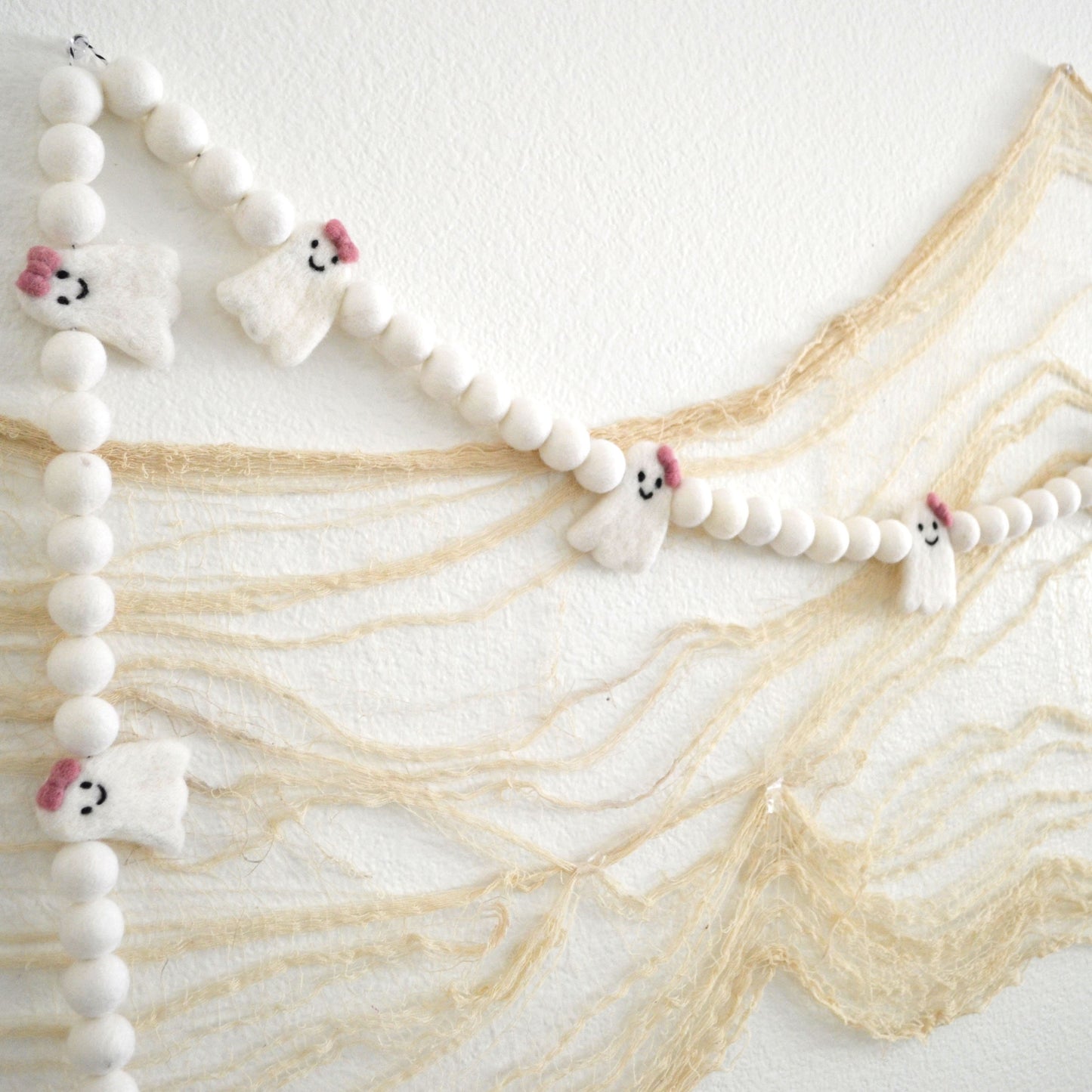 Ghost Halloween Garland - Ghost Felt Ball Garland, Halloween Felt Garland, Halloween Decor, Halloween Garland, Felt Ghost, Ghost with Bow