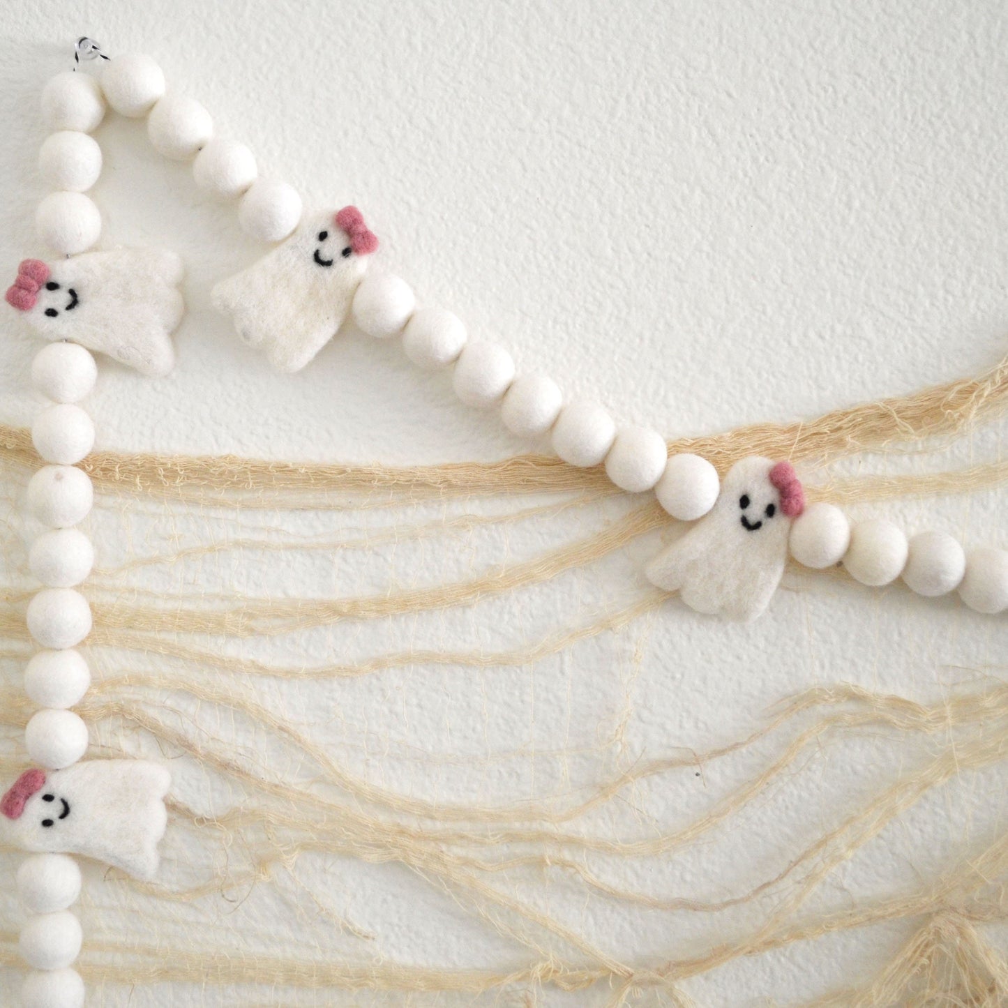 Ghost Halloween Garland - Ghost Felt Ball Garland, Halloween Felt Garland, Halloween Decor, Halloween Garland, Felt Ghost, Ghost with Bow