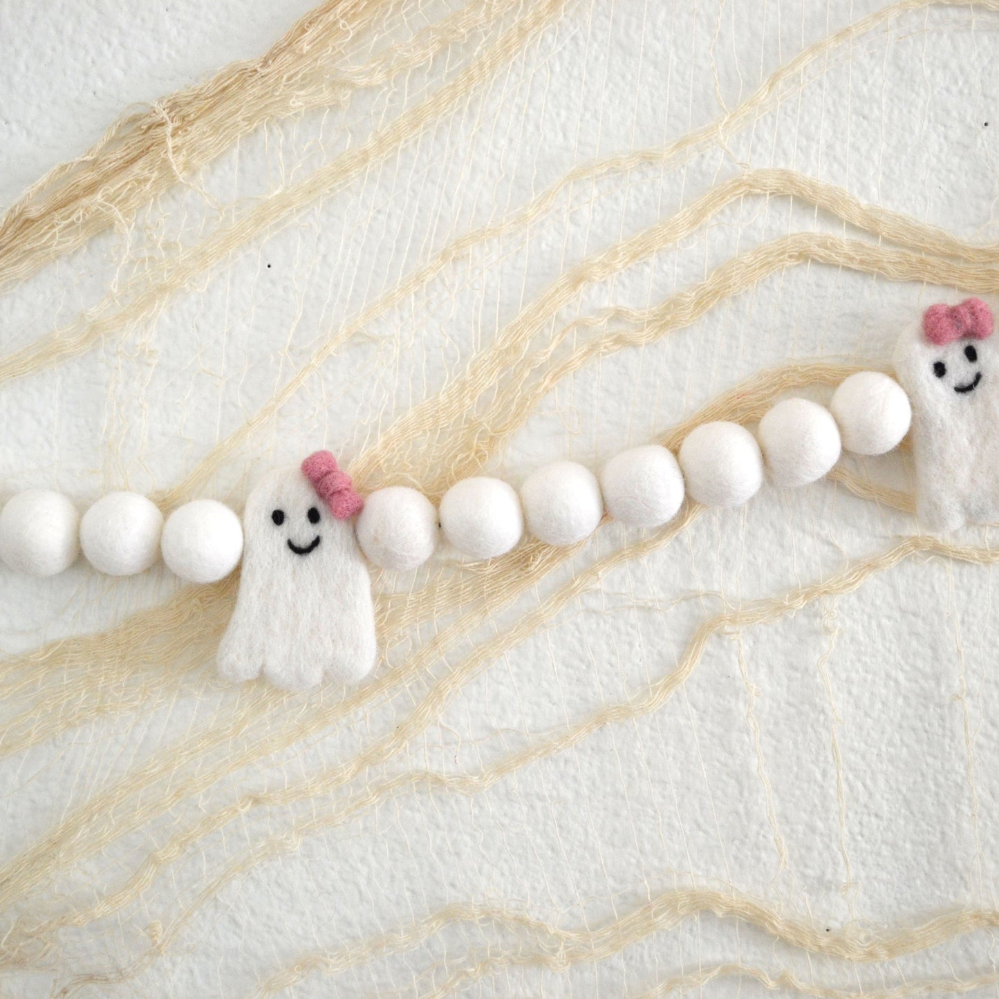 Ghost Halloween Garland - Ghost Felt Ball Garland, Halloween Felt Garland, Halloween Decor, Halloween Garland, Felt Ghost, Ghost with Bow