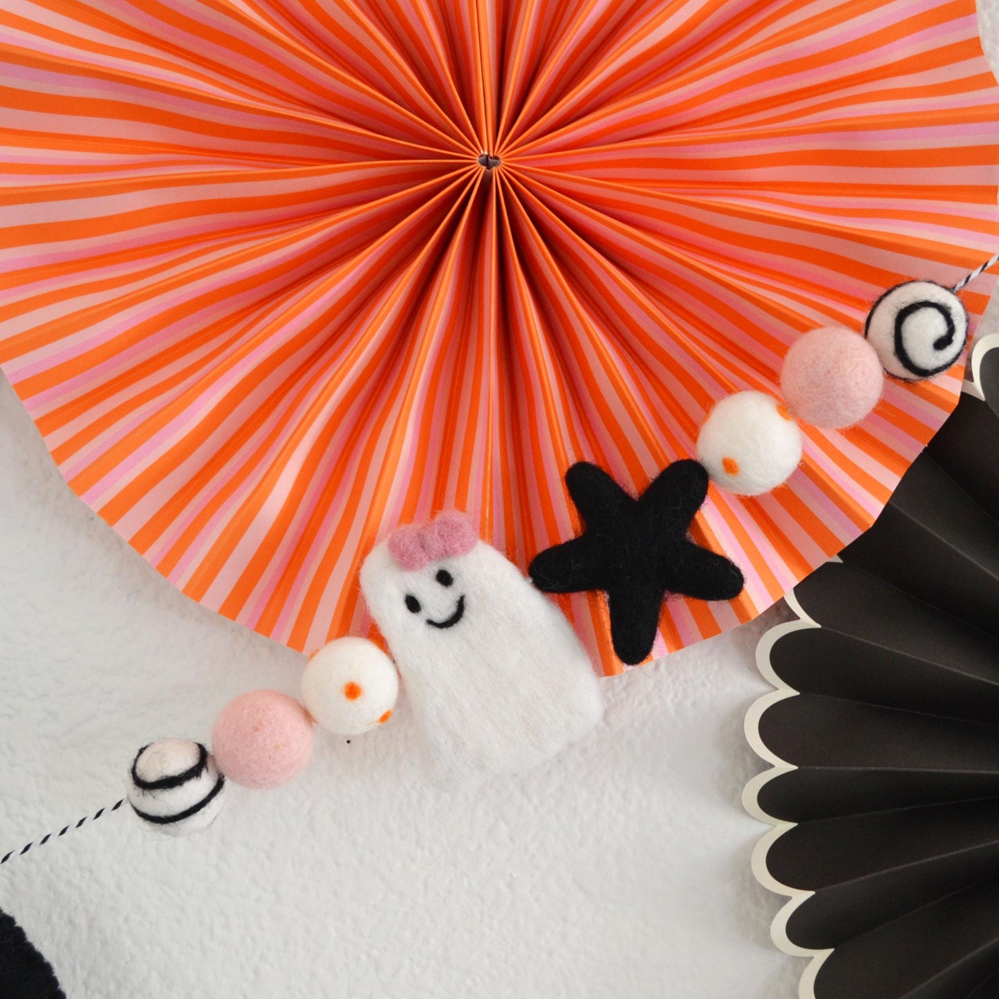 Halloween Felt Banner - HEY BOO Black